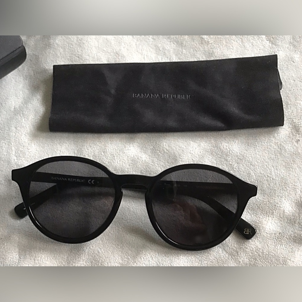Banana Republic ROYCE Black Round Sunglasses with Case
